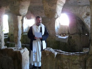 Отец Андрей Каминский. Месса в древнем храме на Тепе-Кермен